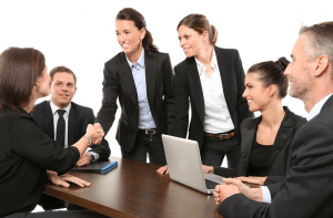 Kakšna je razlika med facebook in google oglaševanjem